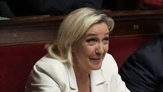 Le Pen droht französischer Regierung wegen Sparhaushalt mit Misstrauensantrag