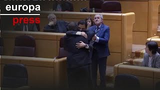 El alcalde de Paterna emociona al Senado y se funde en un abrazo con un senador &#39;popular&#39;