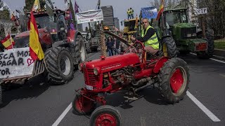 Gli agricoltori protestano: bloccata la frontiera tra Spagna e Francia