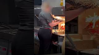 MCDONALD S CORP. Empleada de McDonald’s es sorprendida secando un trapeador en donde ponen las papas fritas
