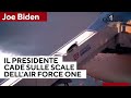 Joe Biden inciampa e cade sulla scaletta dell'Air Force One in partenza da Varsavia