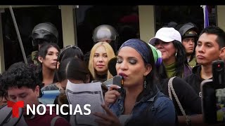 Activistas LGBTQ+ y en favor de la diversidad sexual se plantan ante un ministerio en Lima, Perú