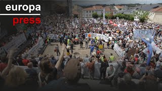 Miles de personas claman en Palas (Lugo) contra la fábrica de Altri