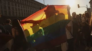 Bulgaria: manifestanti scendono in piazza per denunciare il divieto di &quot;propaganda&quot; LGBTQIA+…