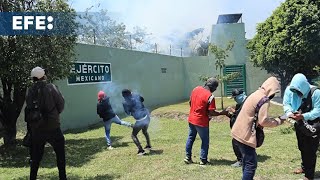 Petardos e incendios durante manifestación de activistas de Ayotzinapa frente al Ejército mexicano