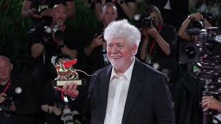 GOLD - USD Almodóvar conquista un histórico León de Oro en Venecia con su oda a la solidaridad