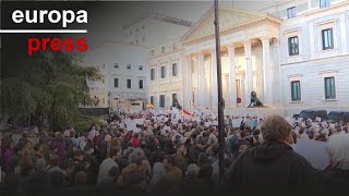Miles de personas se manifiestan frente al Congreso a la espera de la decisión de Sánchez