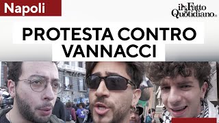 Vannacci a Napoli, manifestanti con glitter e sex toys: &quot;Città blindata per un fascista, assurdo&quot;