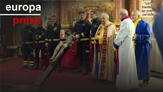 Bomberos de Madrid sacan el Cristo de los Niños de la Iglesia de San Antón