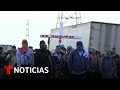 Miembros de la caravana que salió hace un mes se enfrentan con militares | Noticias Telemundo