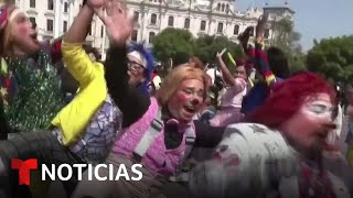 Cientos de payasos desfilan por las calles de la capital peruana