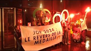 Parigi: manifestanti contro le Olimpiadi chiedono un incontro con il ministro dell&#39;Interno