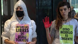 MONSANTO COMPANY Extinction Rebellion gegen Monsanto: Büros mit Kunstblut beschmiert