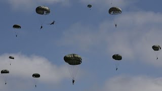 In Normandia un lancio di massa con il paracadute dà il via alle commemorazioni del D-Day