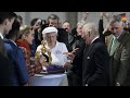 NoComment | Carlos III 'coronado' en Berlin, donde le obsequiaron con una corona de pastel