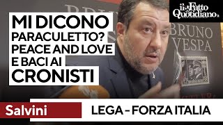 Salvini &quot;Io paraculetto come dice Forza Italia? Peace e love&quot; e baci ai cronisti