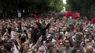 Zehntausende Menschen feierten in Portugal die Nelkenrevolution