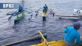 Una flotilla civil filipina reparte suministros a pescadores en aguas en disputa con China