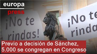 Unas 5.000 personas se manifiestan frente al Congreso horas previas a la decisión de Sánchez