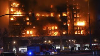 KOMPLETT ASA [CBOE] Großbrand in Valencia : Hochhaus steht komplett in Flammen