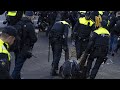Den Haag: Klimaaktivisten blockieren Straße zum Parlament