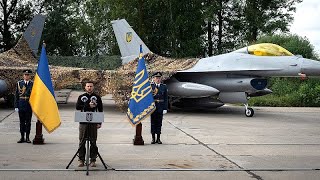 Ukraine : présentation des premiers avions F-16 fournis par les alliés occidentaux