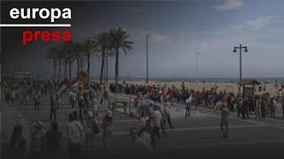 Una cadena humana recorre el paseo marítimo de Valencia por Palestina