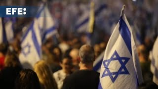 Miles de israelíes salen a la calle para protestar contra el cese del ministro de Defensa