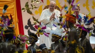 Papst bringt Spielzeug und Medizin in Dschungel von Papua-Neuguinea