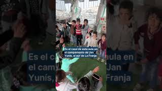 Niños palestinos dan clase sobre los escombros