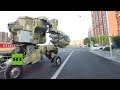 ROBOT, S.A. - Un enorme robot 'Transformer' sale a pasear por las calles de Pekín y acaba 'detenido'