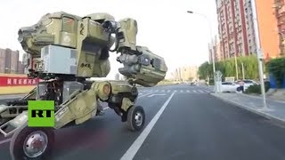 ROBOT, S.A. Un enorme robot 'Transformer' sale a pasear por las calles de Pekín y acaba 'detenido'