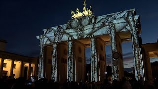 Riesenspinne und Friedenstaube locken zum 20. Berliner Lichtfest