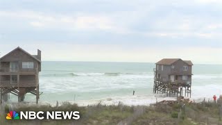 Homes collapsing on coast of North Carolina