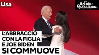 JOE L&#39;abbraccio tra Joe Biden e la figlia sul palco della convention dem: e il presidente si commuove