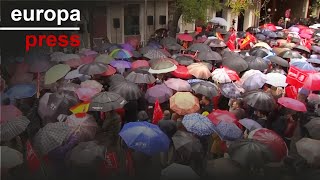 Dirigentes, militantes y simpatizantes del PSOE cierran filas con Sánchez en Ferraz