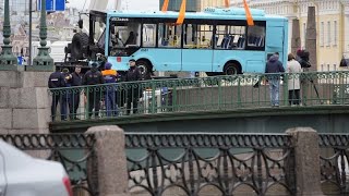 Dramatische Bilder vom Busunglück in St. Petersburg: Bus stürzt von Brücke in den Fluss