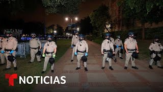 Policías desalojan a manifestantes de UCLA y arrestan a varios estudiantes | Noticias Telemundo