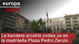 La bandera arcoíris ondea ya en la madrileña Plaza Pedro Zerolo