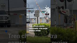 El momento en que un tren choca con una camioneta