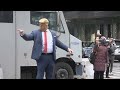 Neoyorquinos, turistas y un imitador de Donald Trump frente a la Torre Trump