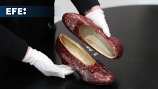 S&U PLC [CBOE] Los zapatos rubí de Judy Garland en El Mago de Oz se muestran en Londres antes de su venta