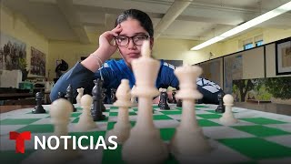 Tiene 12 años, es migrante y a poco de llegar a EE.UU. ya es genia del ajedrez | Noticias Telemundo