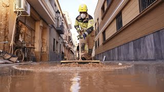 Nach der Überschwemmungskatastrophe mit 219 Toten in Spanien öffnen die Geschäfte in Valencia wi…