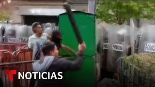 Enfrentamientos entre trabajadores de la educación y policías frente al Palacio Nacional en México