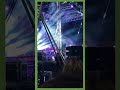 Al Bano si arrampica su un traliccio durante un concerto a Pomigliano: