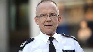 Regno Unito,  il capo della polizia di Londra afferra il microfono di un giornalista e lo fa cadere