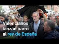 Con barro e insultos reciben al rey de España en la zona cero de las inundaciones en Valencia