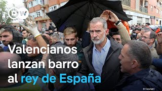 Con barro e insultos reciben al rey de España en la zona cero de las inundaciones en Valencia