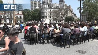 La Plaza de Mayo acoge una gran clase universitaria contra los recortes de Milei